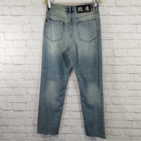 E BDG Women's Light Wash Distressed Ripped Slim Straight Blue Denim Jeans NWT 28 - Picture 5 of 10